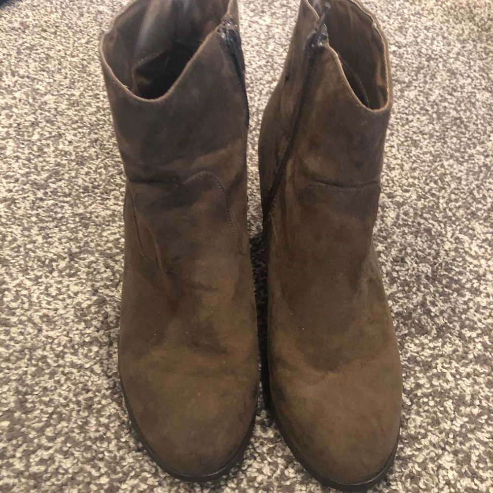 Women’s brown bootie heels